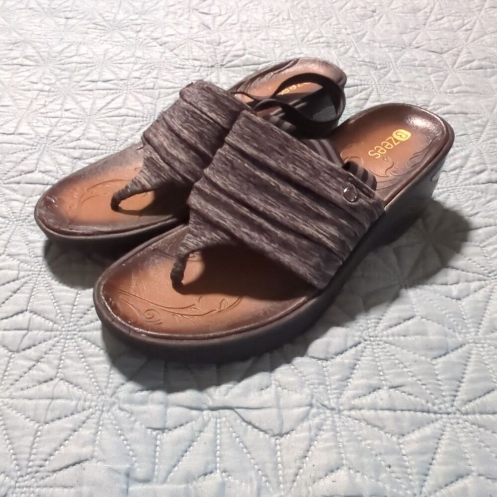 BZees  "Dazzle" Thong Wedge Sandals Women's Size 8M Gray/Black Fabric Upper - Picture 2 of 10